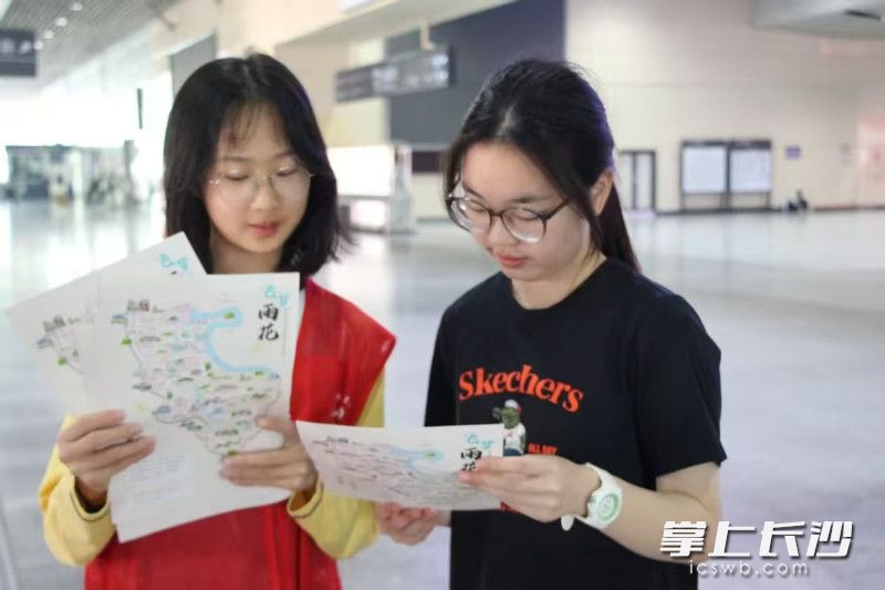 站區(qū)每天安排100余名雷鋒志愿者分布在進(jìn)出站大廳,、安檢廳,、服務(wù)臺(tái)、自助售票處,、扶梯等29個(gè)點(diǎn)位,。