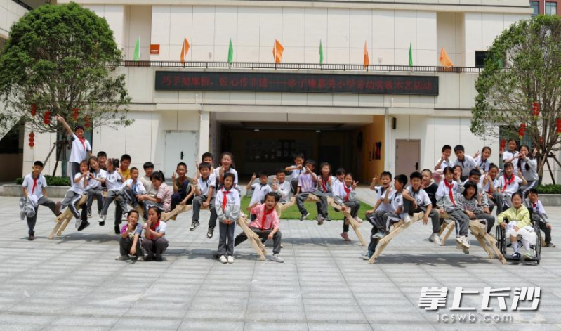 長(zhǎng)沙非物質(zhì)文化遺產(chǎn)館家具制作技藝（榫卯結(jié)構(gòu)小木作技藝）專業(yè)性分館木拱廊橋搭建競(jìng)技活動(dòng),。 均為長(zhǎng)沙非遺館供圖