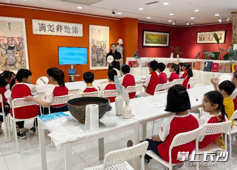 “南國(guó)嘉樹(shù)?頌夏有染”主題活動(dòng),，設(shè)置即興扎染,、漆藝體驗(yàn)等互動(dòng)環(huán)節(jié)。