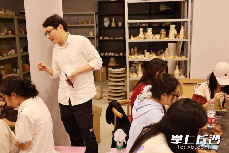 “指尖陶語(yǔ)·心中美韻”陶藝心理素質(zhì)提升活動(dòng)。