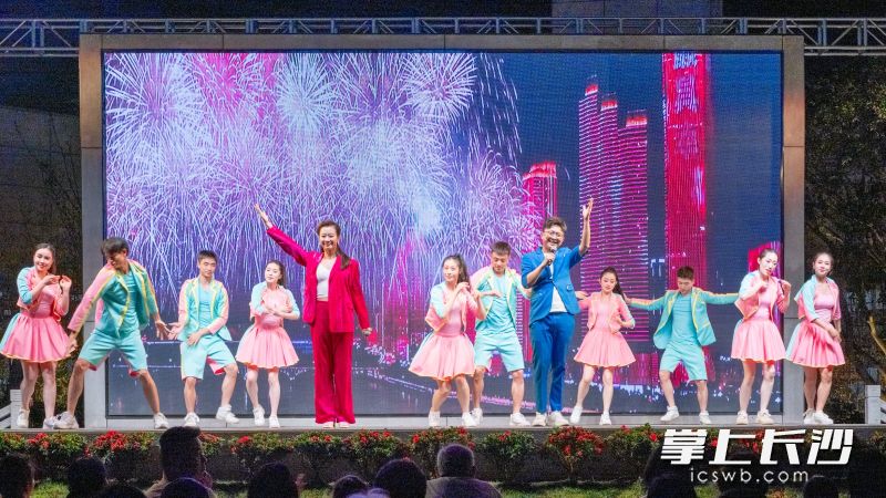 “拾光綻放·戲韻濱江”公益演出在杜鵑花劇場(chǎng)舉行,。