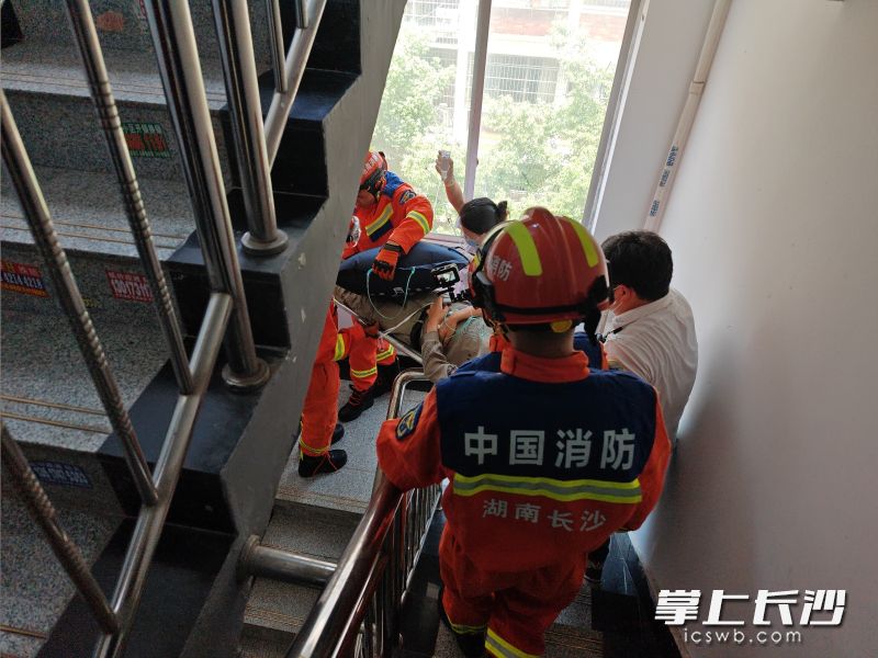 消防員和醫(yī)護人員一起轉(zhuǎn)送老人送醫(yī),。 長沙晚報通訊員 彭宇環(huán) 攝