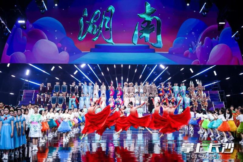 “八藝展”開幕式上,，長實舞團代表湖南省入場,。照片由學(xué)校提供
