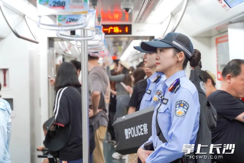 地鐵民警在巡邏中,。圖片均為長(zhǎng)沙晚報(bào)通訊員 邵青 提供