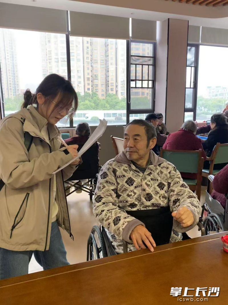 毛優(yōu)優(yōu)和團(tuán)隊(duì)小伙伴到養(yǎng)老院進(jìn)行實(shí)地調(diào)研,。照片由受訪方提供