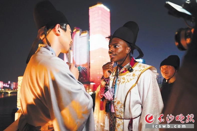 夜游杜甫江閣，甲亢哥跟著“古人”學(xué)習(xí)手勢禮,，邂逅杜甫筆下的詩意星河,。圖源：長沙晚報