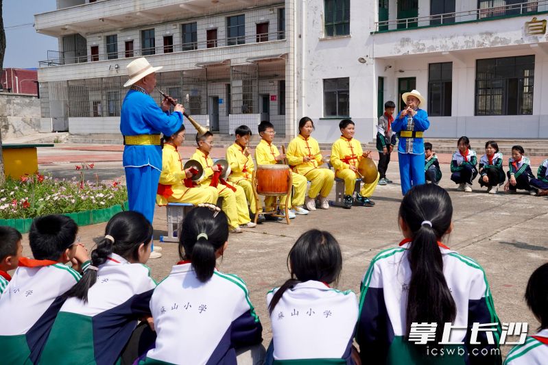 成仁亮將非遺技藝帶進(jìn)麻山小學(xué)的課堂,，不少小學(xué)生成為了麻山鑼鼓的“粉絲”。