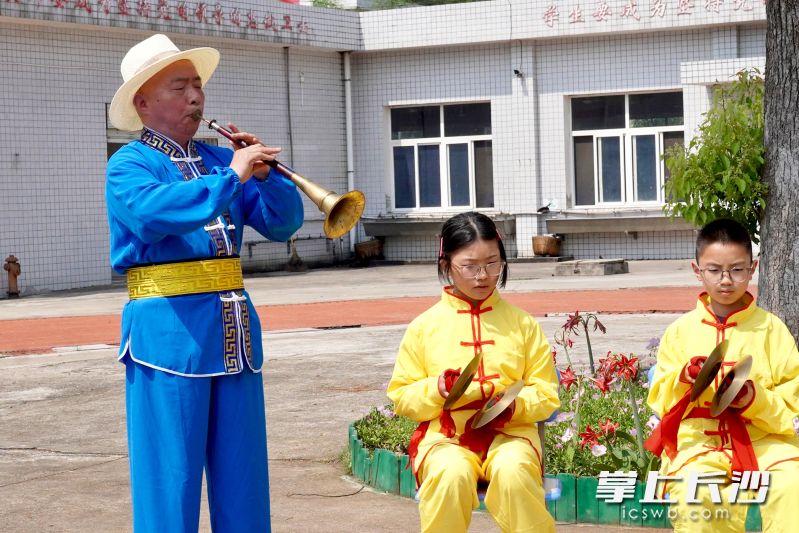 71歲的成仁亮展示麻山鑼鼓的嗩吶吹奏,。 均為長(zhǎng)沙晚報(bào)全媒體記者張禹,、通訊員段華良攝