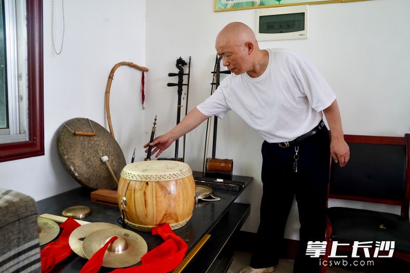 成仁亮向記者介紹麻山鑼鼓的樂(lè)器組成,。