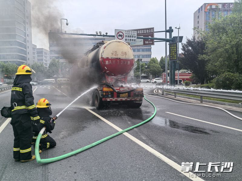水泥罐車輪胎起火,，消防緊急撲救。 長沙晚報通訊員 胡宇波 供圖