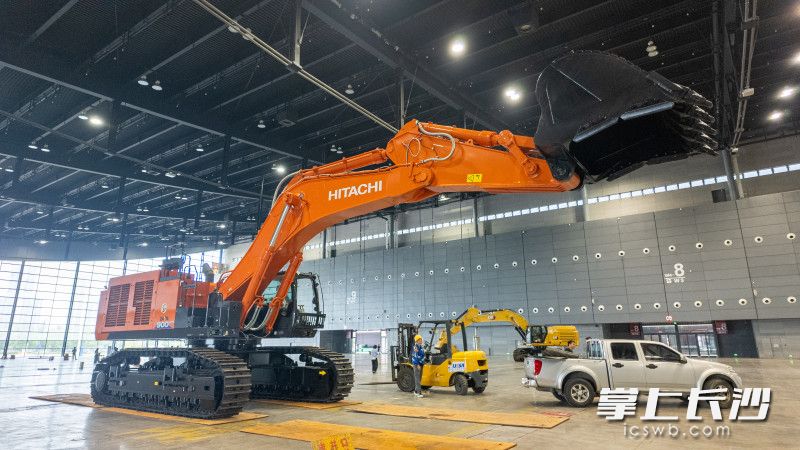 日立建機(jī)將展示多款礦山液壓挖掘機(jī)。 長沙晚報全媒體記者 鄧迪 攝