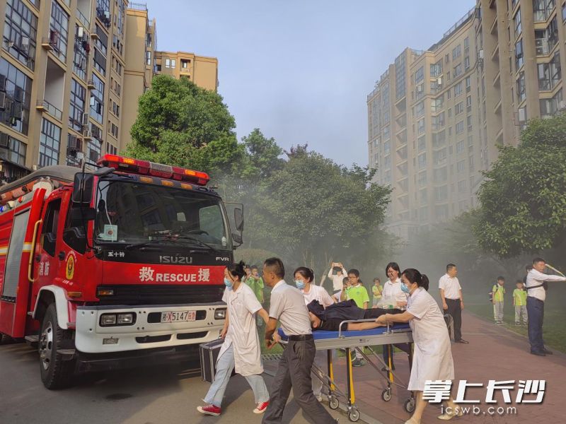 消防,、應(yīng)急,、住建、醫(yī)療,、基層工作組等人員默契配合,。 均為通訊員供圖