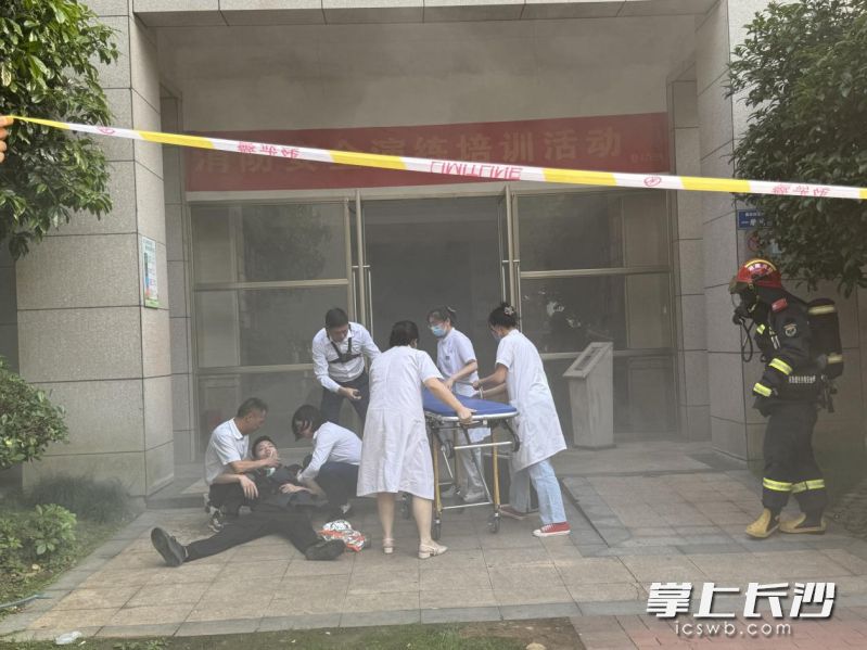 醫(yī)療工作人員正在救助“受傷人員”。