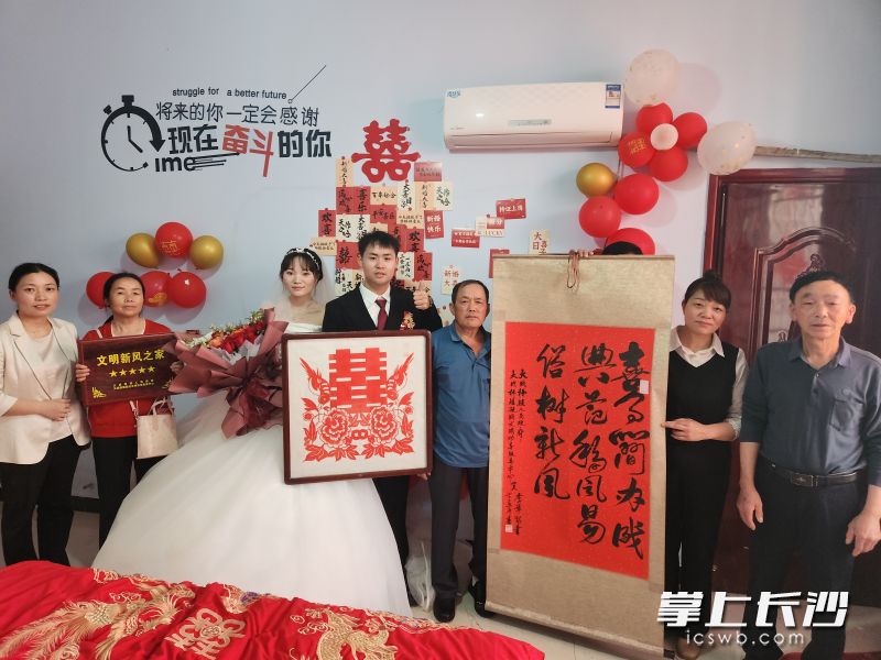 大成橋鎮(zhèn)為婚事新辦的家庭送上“文明新風之家”牌匾,。 受訪者供圖