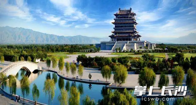 登臨黃河岸邊登鸛雀樓,，吟“白日依山盡”瞰黃河奔涌,。