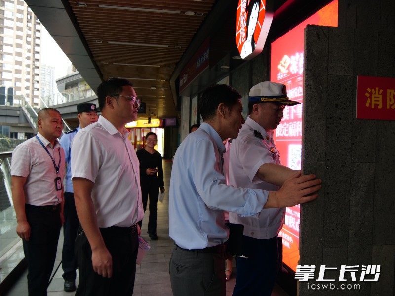 檢查組在進(jìn)行檢查,。長沙晚報(bào)通訊員 湯淑 攝