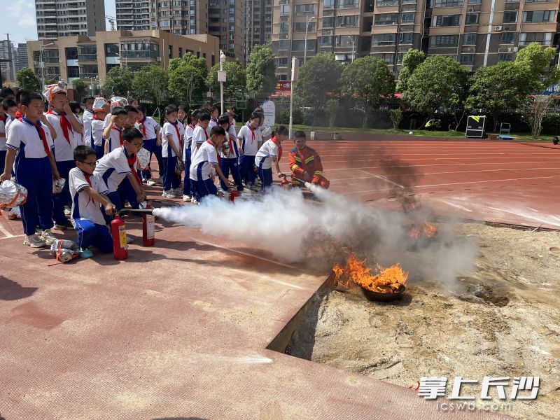 學(xué)生們在滅火實(shí)操。
