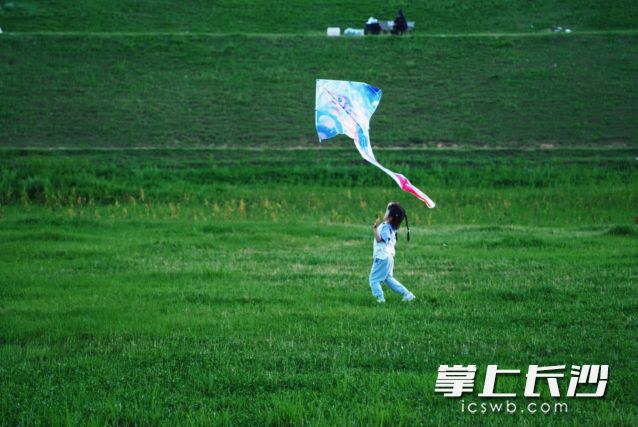 空山新綠、湖天如鏡,，周末適宜出游,。