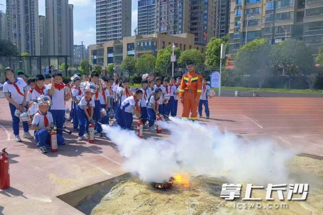 現(xiàn)場(chǎng)，孩子們體驗(yàn)使用滅火器,。 均為長(zhǎng)沙晚報(bào)全媒體記者舒元臻,、通訊員麻姣攝