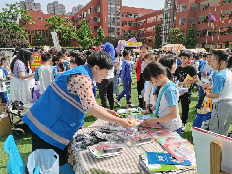“護蕾”小鋪深受學生關注。通訊員供圖