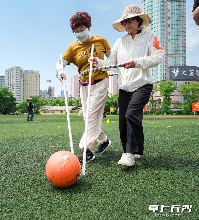 “趕豬跑”賽道更成了歡樂(lè)劇場(chǎng)——老人們兩人一組,，手握木桿“驅(qū)趕”籃球。