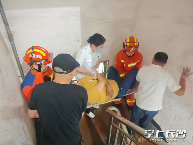 消防員和醫(yī)護(hù)人員聯(lián)手轉(zhuǎn)送患者就醫(yī),。 長沙晚報(bào)通訊員 張佳欣 攝