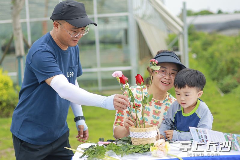 一家三口體驗(yàn)插花,。均為組委會(huì)供圖