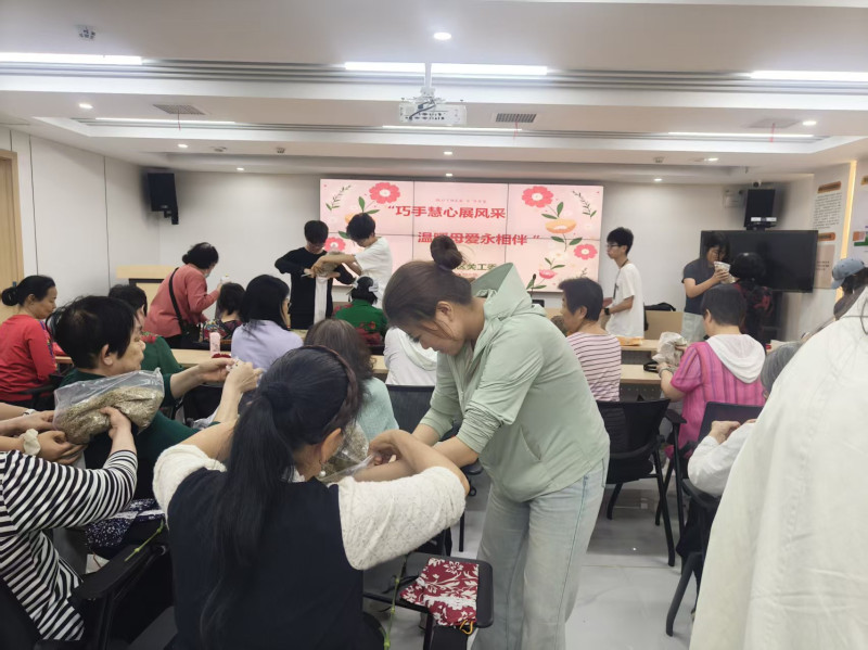 榮華社區(qū)舉行“巧手慧心展風(fēng)采,，溫暖母愛(ài)永相伴”主題活動(dòng),。通訊員供圖