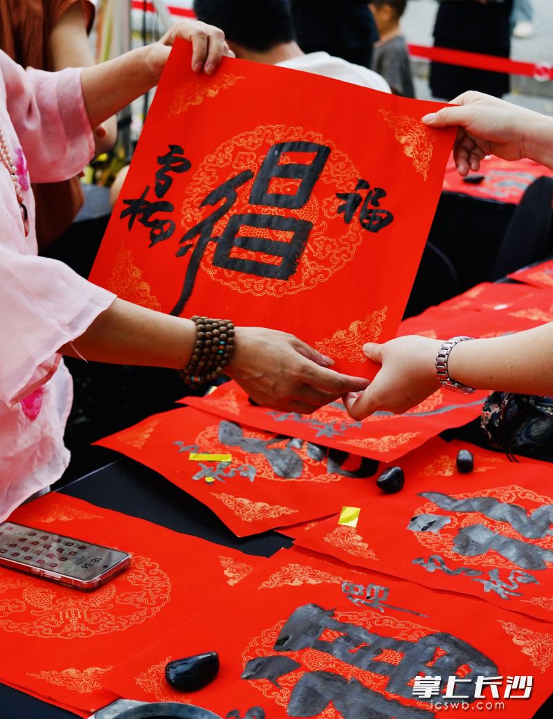 百幅名家禪意“福”字作品藏身潮宗街古巷,，等你來“尋?！薄＞鶠殚L沙晚報通訊員 何巧玲 攝 