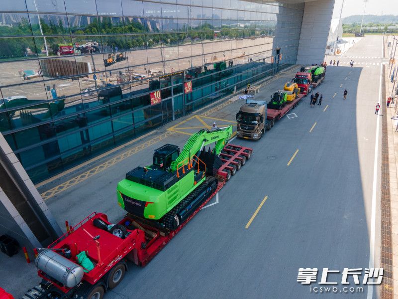 柳工集團(tuán)今天開始正式設(shè)備入場(chǎng)。 長(zhǎng)沙晚報(bào)全媒體記者 鄧迪 攝