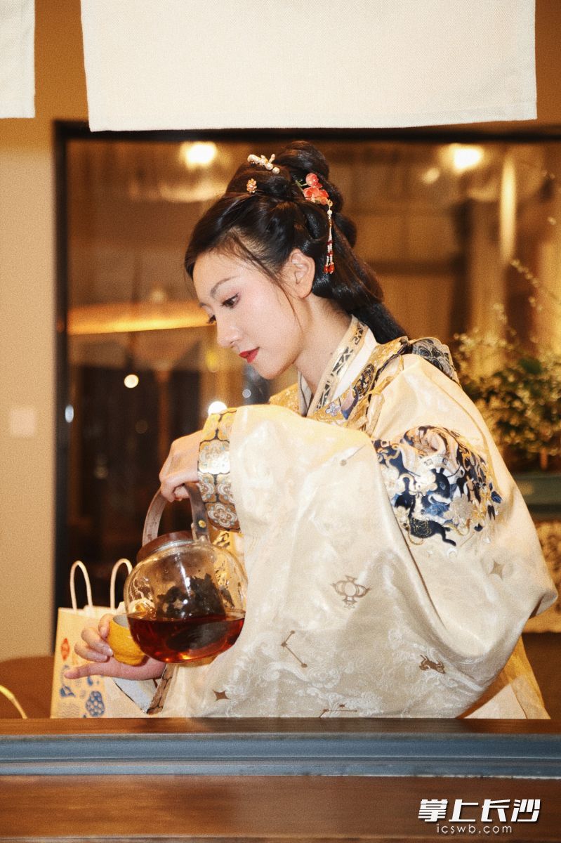 李慧欣穿上漢服，在潮宗街的小院里給客人斟茶上“換茶子”,，還原湘式下午茶風(fēng)雅,。 均為長沙晚報全媒體記者李卓攝