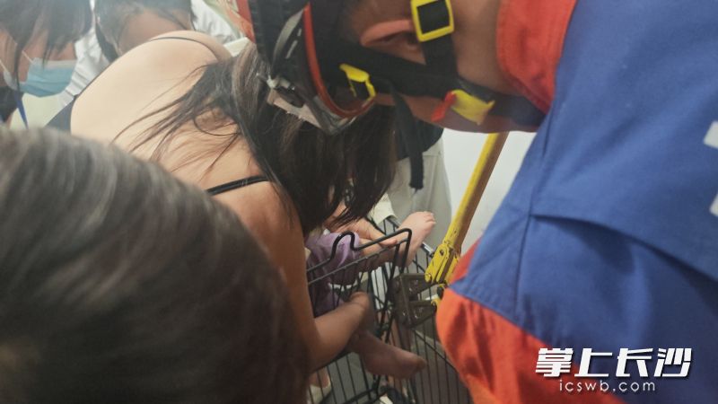 消防員正在破拆購物車解救被困兒童。長沙晚報通訊員 楊慧 攝