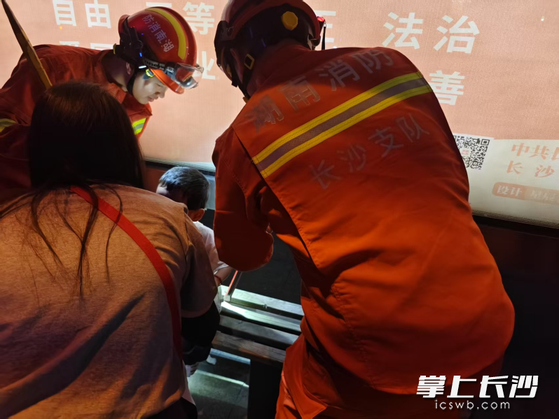 消防員解救被卡兒童,。長沙晚報通訊員 朱棟材 攝