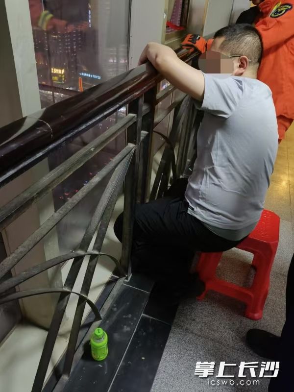 消防員救助被困男子。 長(zhǎng)沙晚報(bào)通訊員 王文杰 攝