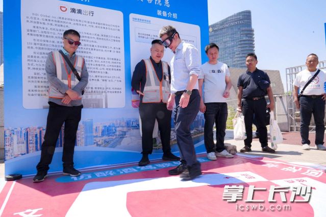 市民在仿醉酒體驗(yàn)區(qū)體驗(yàn),。