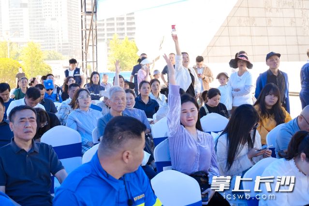 搶答環(huán)節(jié),，觀眾們十分踴躍。