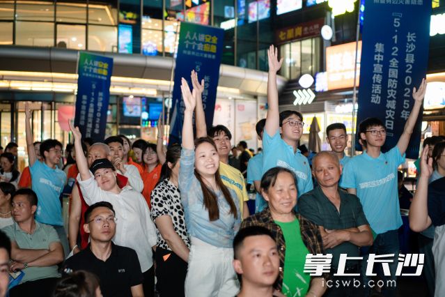 有獎(jiǎng)問(wèn)答環(huán)節(jié),，現(xiàn)場(chǎng)觀(guān)眾激烈搶答。