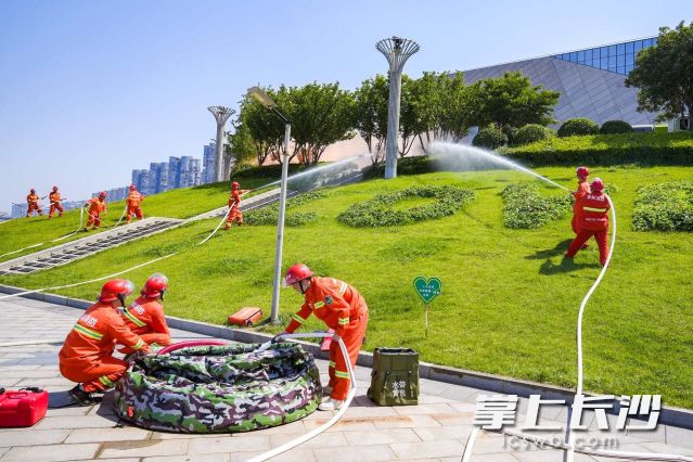 現(xiàn)場(chǎng)模擬森林火災(zāi)撲救,。