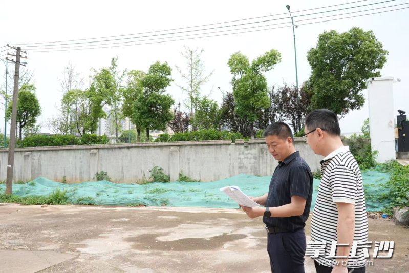長(zhǎng)沙縣城管局組織開(kāi)展閑置用地整治專(zhuān)項(xiàng)抽查,，現(xiàn)場(chǎng)查看整治進(jìn)度與整改成效。長(zhǎng)沙晚報(bào)通訊員 楊欣雨 攝