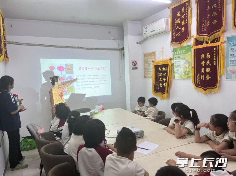 湘橋社區(qū)舉辦“溫馨五月花、愛在母親節(jié)”手工康乃馨制作活動