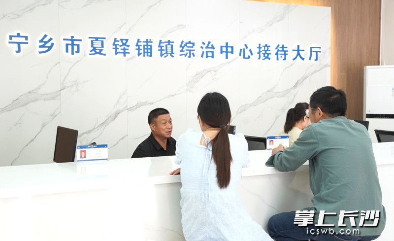 寧鄉(xiāng)市夏鐸鋪鎮(zhèn)綜治中心，工作人員為村民提供咨詢服務(wù),。