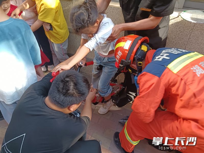 消防員在幫助被困兒童。長沙晚報通訊員 楊慧 攝