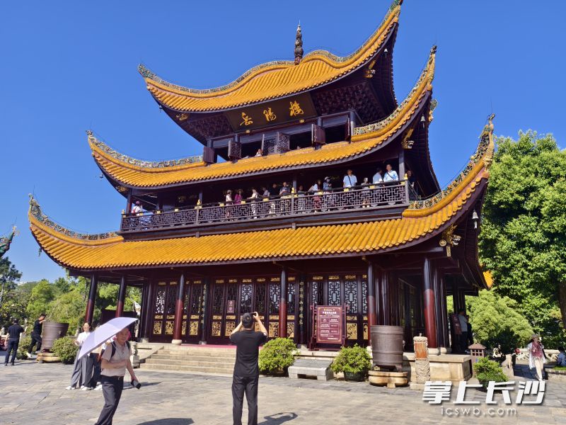采風團參觀岳陽地標岳陽樓。