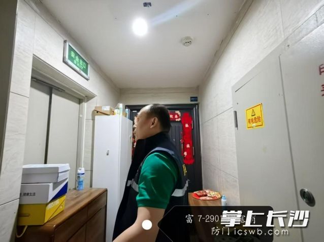 每發(fā)現一處隱患,，立即拍照取證，形成完整的隱患檔案,。 均為長沙晚報通訊員魏婷供圖