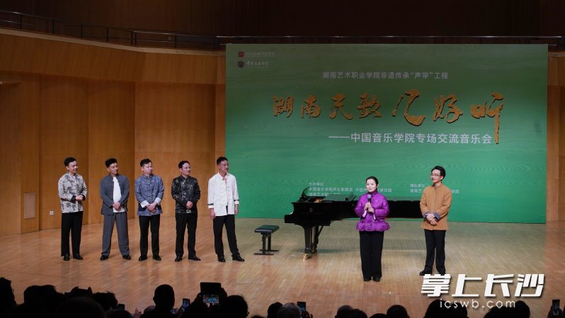 著名女高音歌唱家,、中國(guó)音樂(lè)學(xué)院聲樂(lè)歌劇系主任吳碧霞教授蒞臨現(xiàn)場(chǎng)指導(dǎo)。