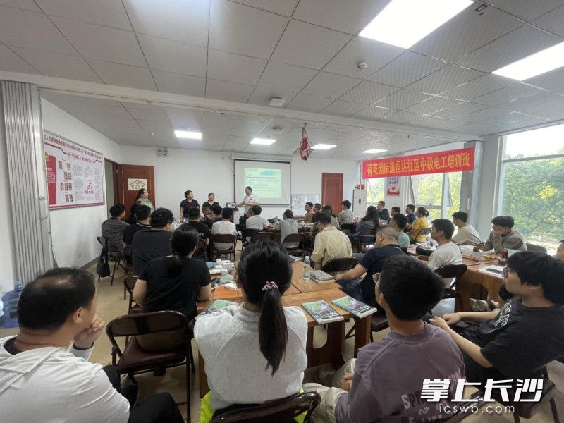 圖為開展中級電工培訓(xùn)班線下學(xué)習(xí)現(xiàn)場,。