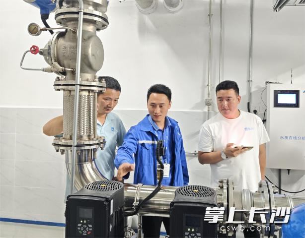 市民代表現(xiàn)場參觀天悅和苑二期二次供水標準化泵房,。均為 通訊員 王帥 供圖