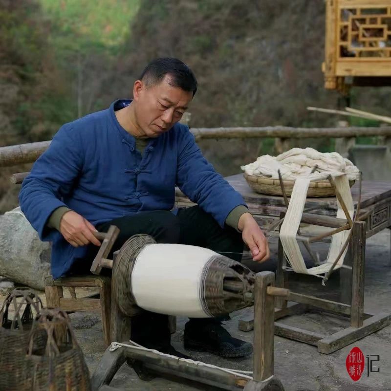 彭南科在湘西古丈縣自家的小院里進行視頻拍攝,。圖源：長沙晚報