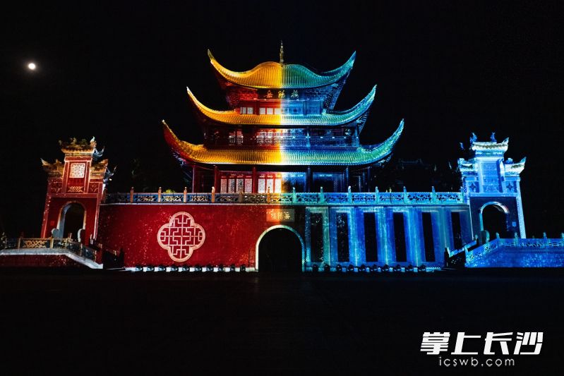 岳陽樓樓體的燈光秀,。