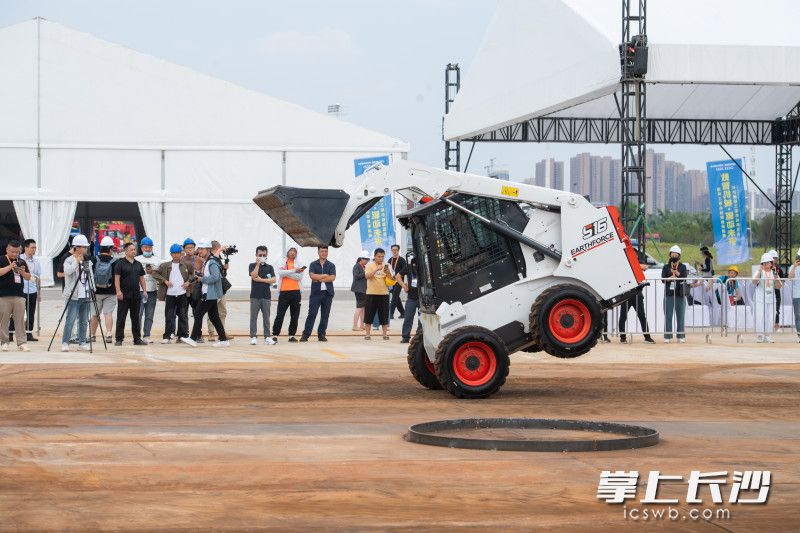 山貓滑移裝載機正在進行一場酷炫的“舞蹈表演”,。 長沙晚報全媒體記者 黃啟晴 攝
